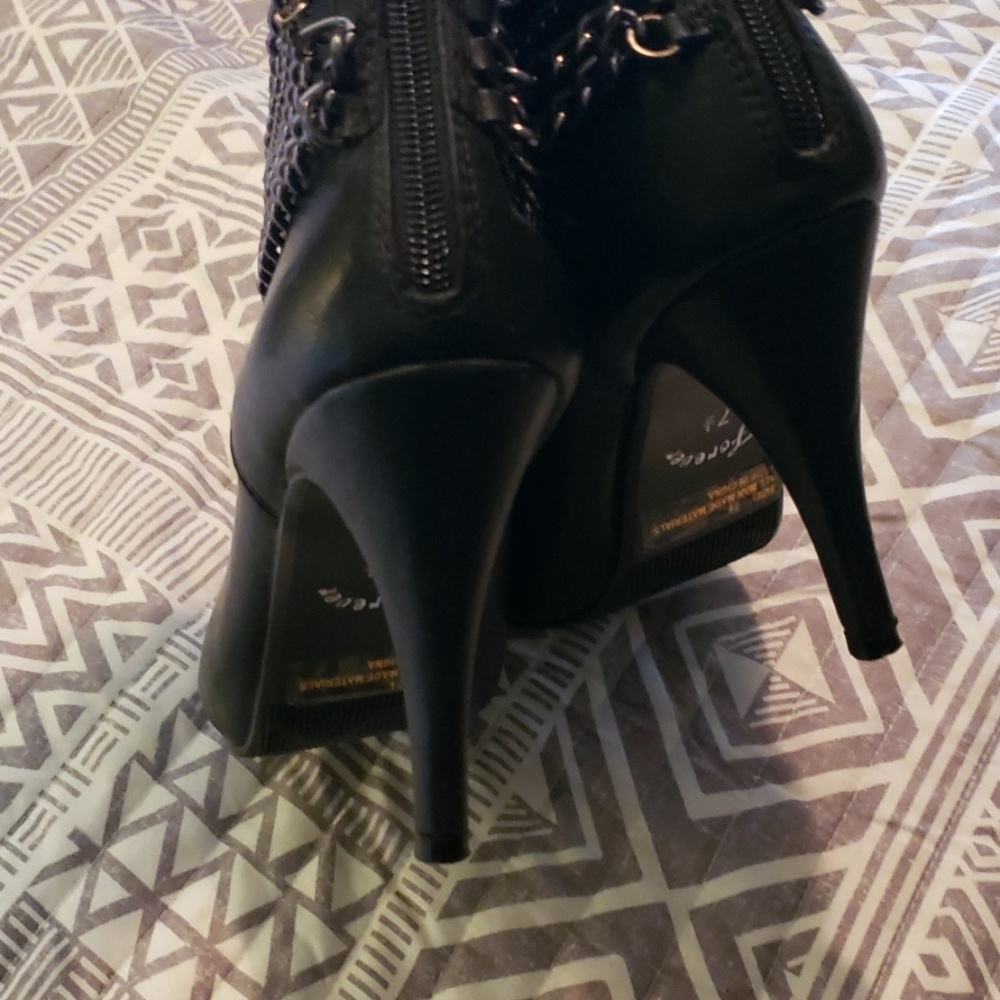 Shoes - Picture 3 of 4